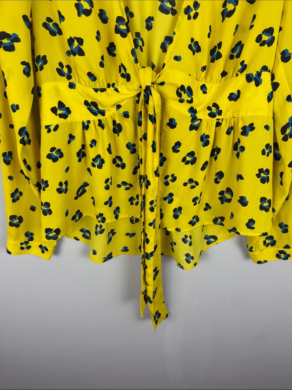 Cabi Presentation Blouse Yellow Floral Cheetah Print Tie Front Peplum M - Picture 10 of 12
